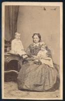 cca 1865 Hölgy két gyermekével, vizitkártya Strelisky Lipót pesti műterméből, kissé foltos, alja vágott, 9,5x6 cm