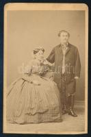 cca 1860-1870 Házaspár portréja, vizitkártya Licskó János pesti műterméből, alja vágott, 9,5x6 cm