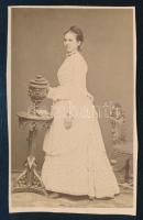 cca 1870 Hölgy egészalakos portréja, vizitkártya Straub József pesti műterméből, a verzón pecséttel jelzett, körbevágott karton, 9x5,5 cm