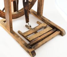 cca 1900/20, Antik rokka. Német vagy magyar, esztergált fa, kiegészítőkkel, hiányos állapotban, m: 8...