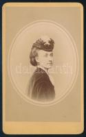 cca 1870 Elegáns, kalapos hölgy portréja, vizitkártya Alkér és Straub pesti műterméből (előbbi ceruzával áthúzva a verzón), 10x6 cm
