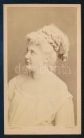 cca 1870 Színésznő portréja, keményhátú fotó Albert müncheni műterméből, 10,5×6,5 cm