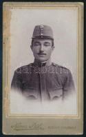 cca 1900-1910 Katonaportré, vizitkártya Nemes Pál székesfehérvári műterméből, dekoratív, szecessziós verzóval, kissé viseltes állapotban, felületi sérülésekkel, 10,5x6,5 cm