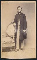 cca 1865 Férfiportré, keményhátú fotó Aliancic pancsovai műterméből, 10,5×6,5 cm
