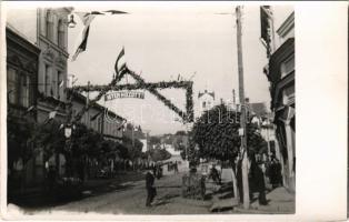 1940 Marosvásárhely, Targu Mures; bevonulás, feldíszített magyar címeres és zászlós kapu / entry of the Hungarian troops, decorated gate with Hungarian coat of arms and flag. photo (EK)