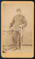cca 1870 Katonatiszt egészalakos portréja szablyával, vizitkártya, a verzón "Chr. Walter" bélyegzéssel, kissé foltos, 10,5x6 cm