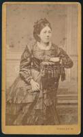 cca 1875 Női portré, keményhátú fotó Fischler Mór bajai műterméből, 10,5×6,5 cm
