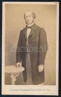 cca 1865 Férfiportré, keményhátú fotó Freyberger pozsonyi műterméből, 10,5×6,5 cm