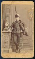 cca 1875 Díszes öltözetű, darutollas sapkát viselő tiszt (testőr?) portréja, vizitkártya Skopáll J. özvegye (Győr-Mosonmagyaróvár) műterméből, kissé sérült, foltos, 10,5x6 cm