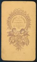 cca 1875 Díszes öltözetű, darutollas sapkát viselő tiszt (testőr?) portréja, vizitkártya Skopáll J. ...