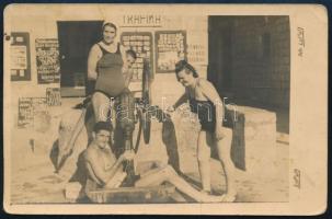 cca 1920 Fürdőzők egy trafik előtt, valószínűleg a Kotori-öböl környékén (Montenegró), fotólap, 9x14 cm