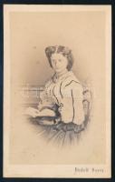 cca 1865 Női portré, keményhátú fotó Rudolf Bayer bécsi műterméből, térképes hátoldallal, 10,5×6,5 cm