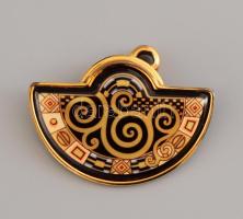 Frey Wille Halfmoon medál - Hommage á Gustav Klimt. Aranyozott, zománcozott fém, jelzett, Gustav Klimt: Adele Block-Bauer portréja című alkotása által inspirált mintával, 32x22 mm, eredeti tokjában.