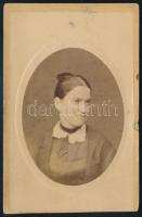 cca 1875 Női portré, porcelánkép utánzatú keményhátú fotó Grünfeld Mór műterméből, alul vágott karton, 10×6,5 cm