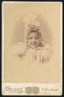 cca 1890 Kislány díszes ruhában, kabinetfotó Oroszi Lajos nagybecskereki műterméből, kissé koszos, 17x11 cm (Ritka műterem!)