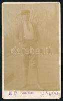 1905 Férfiportré, keményhátú fotó Kazy Péter blogi műterméből, 10,5×6,5 cm