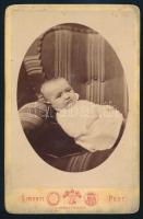 cca 1872 Díványon fekvő kisgyermek portréja, kabinetfotó Simonyi pesti műterméből, kissé koszos, 16,5x11 cm