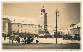 Nagyszeben, Hermannstadt, Sibiu; Piata Regele Ferdinand / Ferdinánd király tér télen, lovas szán, Mathias Schoger üzlete, autóbusz / street in winter, horse-drawn sleigh, shop, autobus. photo