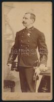 cca 1890-1900 Katonatiszt egészalakos portréja, szablyával, kitüntetéssel, kabinetfotó Ellinger Ede budapesti műterméből, hátoldalán kis felületi sérülésekkel, 20,5x10,5 cm