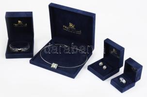 Frey Wille Hommage á Alphonse Mucha 4 darabos ékszer szett: Cabochon fülbevaló, Miss gyűrű, Miss karkötő, Omega láncon Square medál. Mind égetett tűzzománccal díszített palládiumozott fém, jelzett, díszdobozban, hibátlan állapotban. Gyűrű méret: 56.  ///  Frey Wille Hommage á Alphonse Mucha 4-piece jewelry set: Cabochon earrings, Miss ring, Miss bracelet, and Square pendant on Omega chain. All pieces are made of palladium-plated metal, decorated with fired enamel, hallmarked, in presentation box, in flawless condition. Ring size: 56.