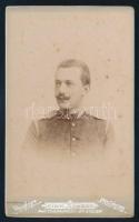 1896 Férfiportré, keményhátú fotó Fink Sándor pozsonyi műterméből, hátoldalon feliratozva, 10,5×6,5 cm