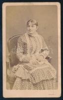 cca 1880 Női portré, keményhátú fotó Heller József budapesti műterméből, 10,5×6,5 cm