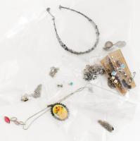 Vegyes minőségi bizsu tétel, közte több jelzett ezüst (Ag) darabbal, átnézésre érdemes.