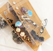 Vegyes minőségi bizsu tétel, közte több jelzett ezüst (Ag) darabbal, átnézésre érdemes