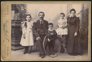cca 1900 Családi portré, keményhátú fotó Graf Rudolf egri műterméből, 10,5×16,5 cm