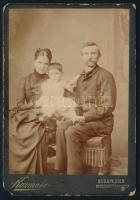 cca 1885 Családi portré, keményhátú fotó Kozmata Ferenc budapesti műterméből, sarokhibákkal, 16,5×10,5 cm