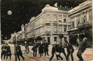 Miskolc, Széchenyi utca éjjel, Kepes nagy szálloda és kávéház, Fonciere pesti biztosító, villamos megálló. Montázs részeg férfiakkal, Grünwald Ignác kiadása (EK)