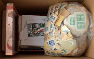 Vegyes tétel, benne Magyar posta- és illetékbélyeg katalógus, nagy zacskónyi áztatnivaló, külföldi küldemények (főleg képeslapok), magyar bélyegek Abria berakóban