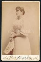 cca 1900 Czullik Inez, Czullik Ágost, a Liechtenstein hercegi kertek igazgatója lányának fotója, keményhátú fotó, S. A. Knoll bozeni műterméből, a felületén folttal, 17x11 cm