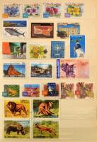 Vegyes külföldi tétel az 1920-1990 közötti időszakból, benne több száz darab bélyeg, 4 db közepes berakóban