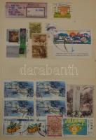 Vegyes külföldi tétel az 1920-1990 közötti időszakból, benne több száz darab bélyeg, 4 db közepes be...