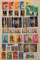 Románia gyűjtemény az 1960-1990 közötti időszakból, benne rengeteg sor és blokk, jó motívumok, vágottak is, szép anyag, 8 lapos A4-es berakó 7 oldalán