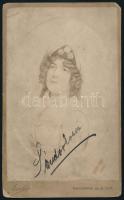 1913 Sándor Erzsi (1883-1962) opera-énekesnő, császári és királyi kamaraénekesnő autográf aláírással és dedikációval ellátott fotója, kabinetfotó Strelisky műterméből, kissé viseltes, 21x13 cm