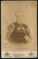 1894 Jókai Mór (1825-1904) író, országgyűlési képviselő, főrendiházi tag díszmagyaros portréja, a képen autográf aláírásával és soraival (,,emlékül 1894 jan 6 Jókai Mór"). Kabinetfotó Strelisky cs. és kir. udvari fényképész budapesti műterméből, ázásnyomokkal, kissé vetemedett, 18x11 cm