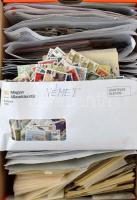 Több 1.000 db vegyes külföldi bélyeg, sok képessel, borítékokba rendezve cipős dobozban