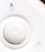 Hollóházi Jurcsák László által tervezett hamuzó, matricás, jelzett, d: 17 cm + Hollóházi Szász Endre...