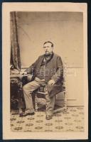 cca 1870 Deák Ferenc (1803-1876) ülő portréja, vizitkártya Simonyi pesti műterméből, a verzón Deák Ferenc nyomtatott aláírásával és "Pest városi árvaház tulajdona - Minden utánzás tilos" felirattal, alja vágott, 10x6,5 cm