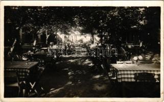 Zebegény, Papp István nagyvendéglő kerthelyisége vendégekkel, étterem (gyűrődés / crease)