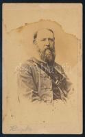 cca 1870 Klapka György (1820-1892) honvédtábornok, politikus portréja, vizitkártya, jelzés nélkül, ázásnyommal, apró lyukkal, 10,5x6,5 cm