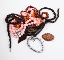 Zacskónyi bizsu tétel, közte borostyán nyaklánc