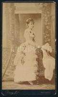 cca 1880 Elegáns hölgy egész alakos portréja, keményhátú fotó Décsey nagyváradi műterméből, 22×13 cm