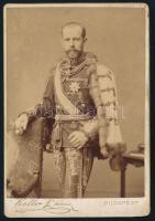 cca 1885 Habsburg-Lotaringiai Rudolf (1858-1889) osztrák-magyar trónörökös díszegyenruhás portréja (az Aranygyapjas rend jelvénye, ill. a Szent István-rend nagykeresztjének csillaga is látható rajta); kabinetfotó Koller Károly tanár budapesti műterméből, a hátoldalon feliratozva, 16,5x11 cm