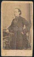 cca 1870 Reményi Ede (1828-1898) zeneszerző, hegedűművész portréja, vizitkártya Rudolf Bayer műterméből, a hátoldalon feliratozva, kissé viseltes állapotban, törésnyommal, 10,5x6 cm