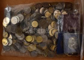 ~1,4kg, főleg 1Ft és 2Ft érmékből álló tétel, benne elenyésző egyéb érmék, illetve DN "50 Véradásért / Magyar Vöröskereszt" részben festett fém emlékérem kapszulában + Csucs Viktória (1934-1993) 1979. "Magyar Éremgyűjtők Egyesülete 1969-1979" kétoldalas bronz emlékérem + DN "Keszthely" ezüstpatinázott bronz emlékérem T:vegyes