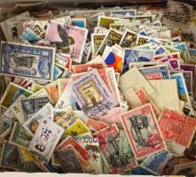 Brit gyarmati utódállamok több ezer darab bélyege ömlesztve dobozban