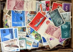 Sok ezer bélyeg, változatos anyag karton dobozban